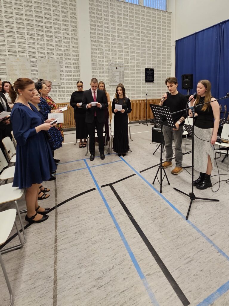 Maakuntalaulumme Kymmenen virran maa kajahti komeasti.